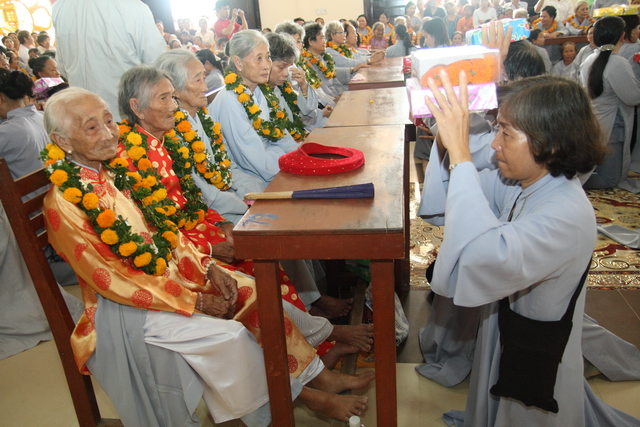 Đồng tháp: Đại lễ Vu lan báo hiếu, mừng thọ cho hơn 200 cụ cao niên