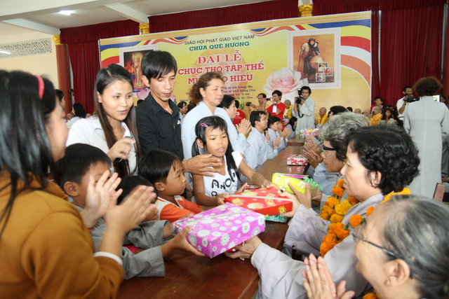 Đồng tháp: Đại lễ Vu lan báo hiếu, mừng thọ cho hơn 200 cụ cao niên