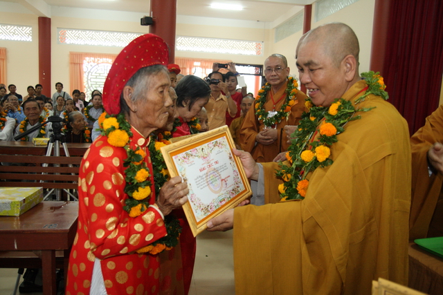 Đồng tháp: Đại lễ Vu lan báo hiếu, mừng thọ cho hơn 200 cụ cao niên