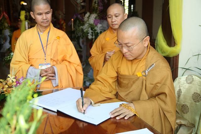 Chùm ảnh: Các đoàn viếng tang lễ HT. Thích Minh Châu sáng 03/09/2012