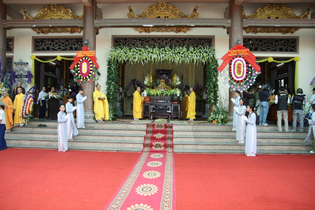 Chùm ảnh: Các đoàn viếng tang lễ HT. Thích Minh Châu sáng 03/09/2012