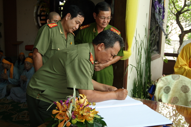 Chùm ảnh: Các đoàn viếng tang lễ HT. Thích Minh Châu sáng 03/09/2012