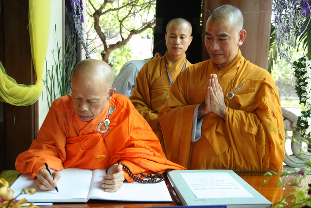 Chùm ảnh: Các đoàn viếng tang lễ HT. Thích Minh Châu - Chiều 03/09/2012