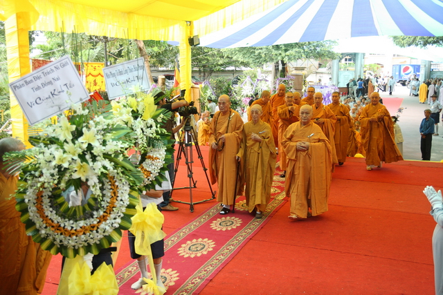 Chùm ảnh: Các đoàn viếng tang lễ HT. Thích Minh Châu - Sáng 04/09/2012