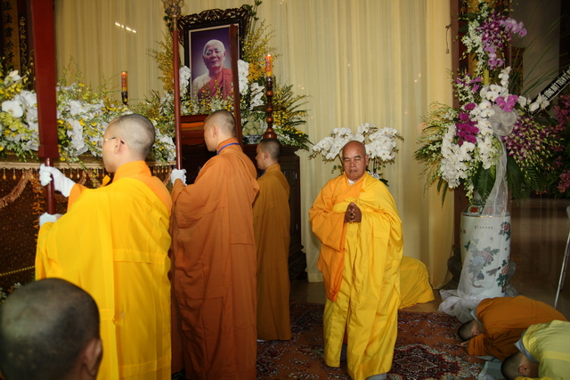 Chùm ảnh: Các đoàn viếng tang lễ HT. Thích Minh Châu - Sáng 04/09/2012
