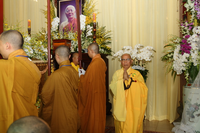 Chùm ảnh: Các đoàn viếng tang lễ HT. Thích Minh Châu - Chiều 04/09/2012