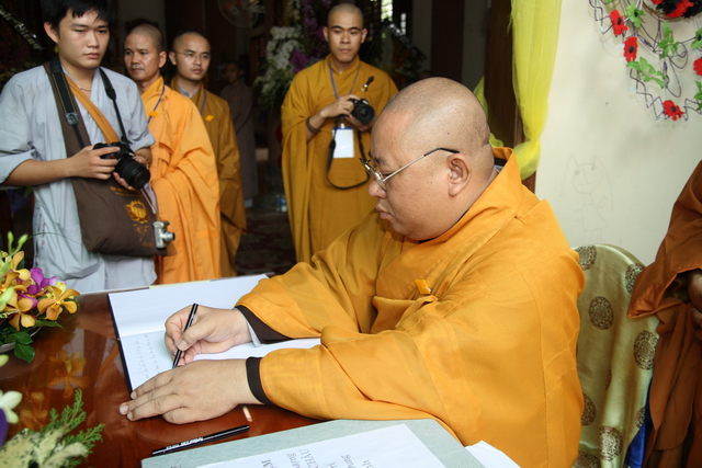 Chùm ảnh: Các đoàn viếng tang lễ HT. Thích Minh Châu - Chiều 04/09/2012