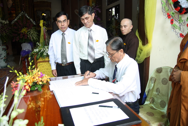 Chùm ảnh: Các đoàn viếng tang lễ HT. Thích Minh Châu - Chiều 04/09/2012