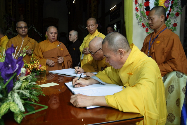 Chùm ảnh: Các đoàn viếng tang lễ HT. Thích Minh Châu - Chiều 04/09/2012
