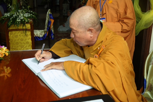 Chùm ảnh: Các đoàn viếng tang lễ HT. Thích Minh Châu - Chiều 04/09/2012
