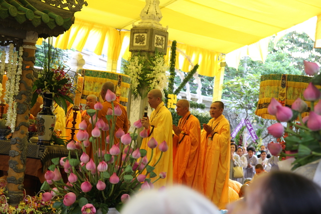 Tang lễ HT. Thích Minh Châu: Lễ Sái tịnh Bảo tháp
