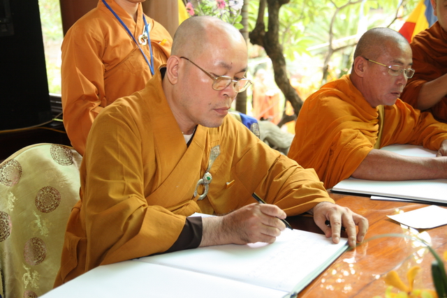 Chùm ảnh: Các đoàn viếng tang lễ HT. Thích Minh Châu - Chiều 04/09/2012