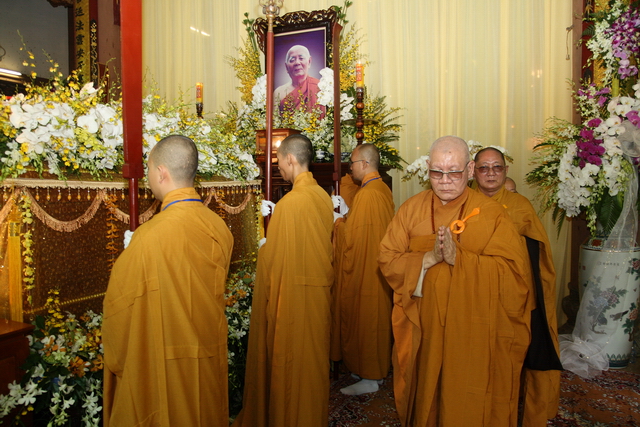 Chùm ảnh: Các đoàn viếng tang lễ HT. Thích Minh Châu - Chiều 04/09/2012