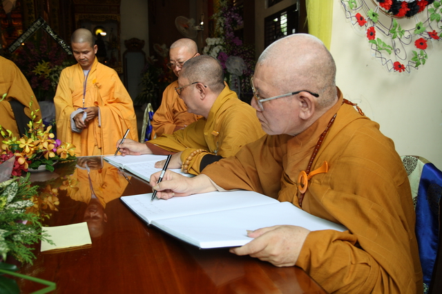 Chùm ảnh: Các đoàn viếng tang lễ HT. Thích Minh Châu - Chiều 04/09/2012