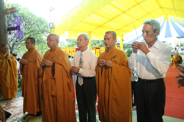 Chùm ảnh: Các đoàn viếng tang lễ HT. Thích Minh Châu - Chiều 04/09/2012