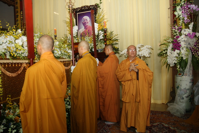 Chùm ảnh: Các đoàn viếng tang lễ HT. Thích Minh Châu - Chiều 04/09/2012