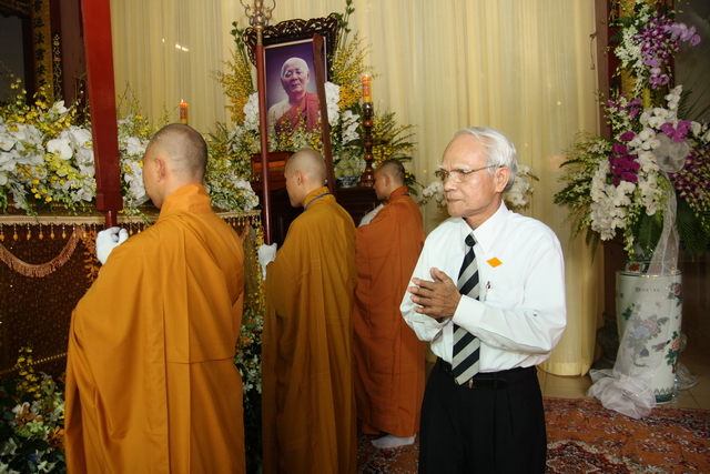 Chùm ảnh: Các đoàn viếng tang lễ HT. Thích Minh Châu - Chiều 04/09/2012