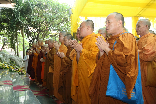 Chùm ảnh: Các đoàn viếng tang lễ HT. Thích Minh Châu - Chiều 04/09/2012
