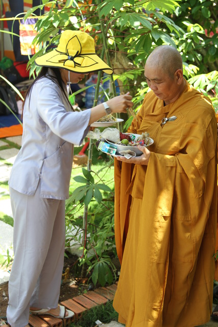 Hoằng Pháp Trẻ: Vui nhộn chùm ảnh lễ hội “Phiên Chợ Quê Hương”