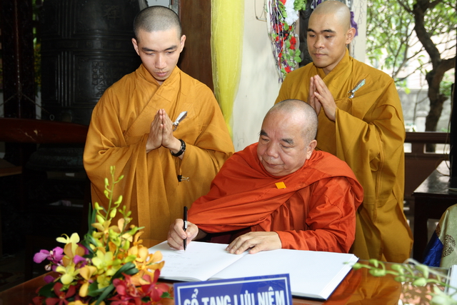 Chùm ảnh: Các đoàn viếng tang lễ HT. Thích Minh Châu - Chiều 04/09/2012