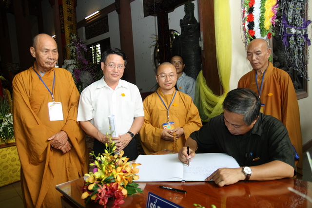 Chùm ảnh: Các đoàn viếng tang lễ HT. Thích Minh Châu - Chiều 04/09/2012
