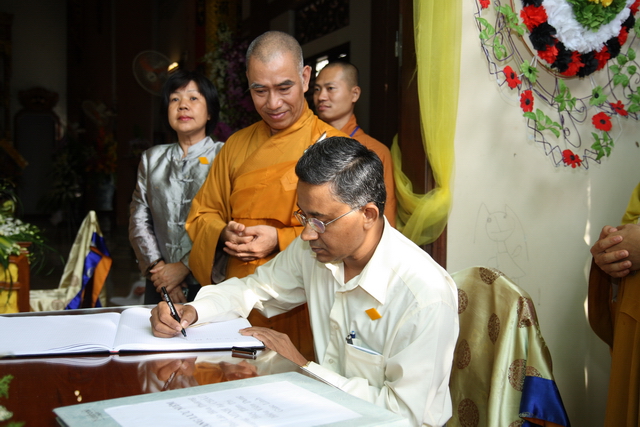 Chùm ảnh: Các đoàn viếng tang lễ HT. Thích Minh Châu - Chiều 04/09/2012