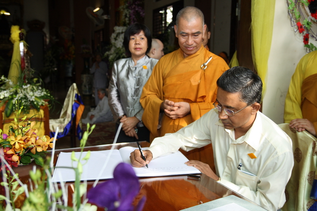 Chùm ảnh: Các đoàn viếng tang lễ HT. Thích Minh Châu - Chiều 04/09/2012