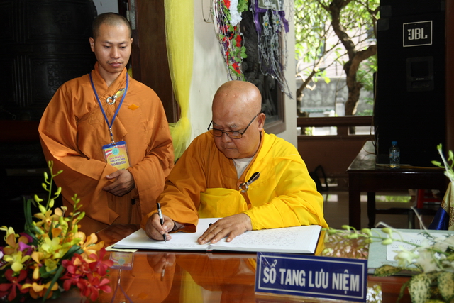 Chùm ảnh: Các đoàn viếng tang lễ HT. Thích Minh Châu - Chiều 04/09/2012
