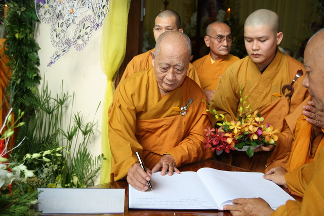 Chùm ảnh: Các đoàn viếng tang lễ HT. Thích Minh Châu - Chiều 04/09/2012