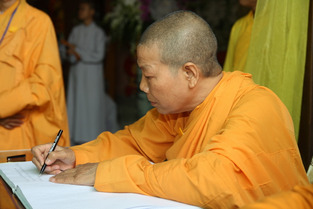 Chùm ảnh: Các đoàn viếng tang lễ HT. Thích Minh Châu - Sáng 05/09/2012