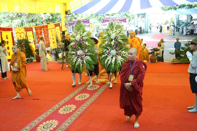 Chùm ảnh: Các đoàn viếng tang lễ HT. Thích Minh Châu - Sáng 05/09/2012