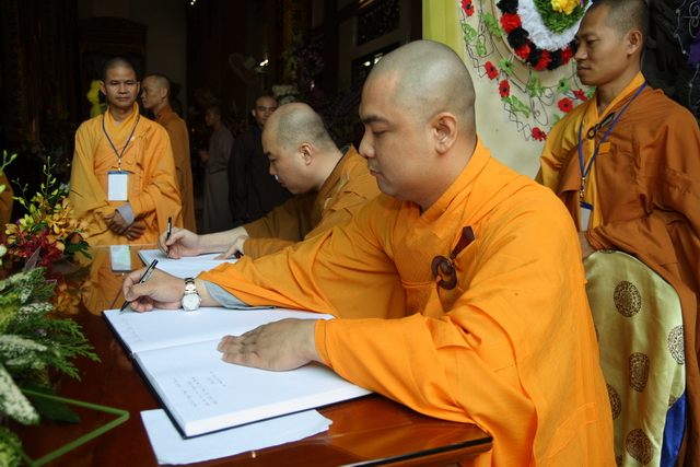 Chùm ảnh: Các đoàn viếng tang lễ HT. Thích Minh Châu - Sáng 05/09/2012