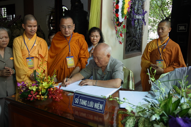 Chùm ảnh: Các đoàn viếng tang lễ HT. Thích Minh Châu - Sáng 05/09/2012