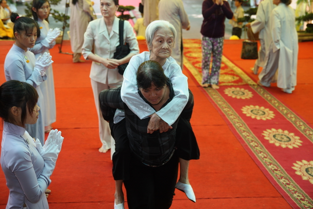 Chùm ảnh: Các đoàn viếng tang lễ HT. Thích Minh Châu - Sáng 05/09/2012