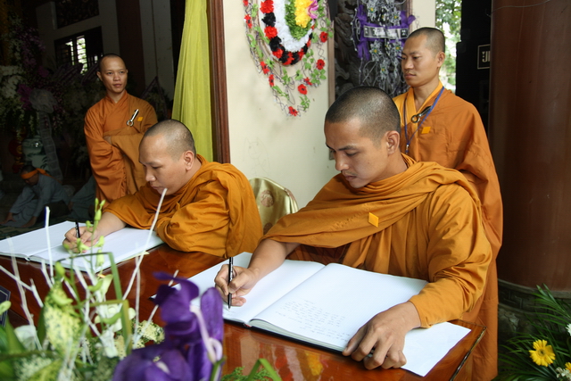 Chùm ảnh: Các đoàn viếng tang lễ HT. Thích Minh Châu - Sáng 05/09/2012