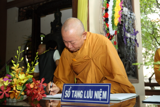 Chùm ảnh: Các đoàn viếng tang lễ HT. Thích Minh Châu - Sáng 05/09/2012