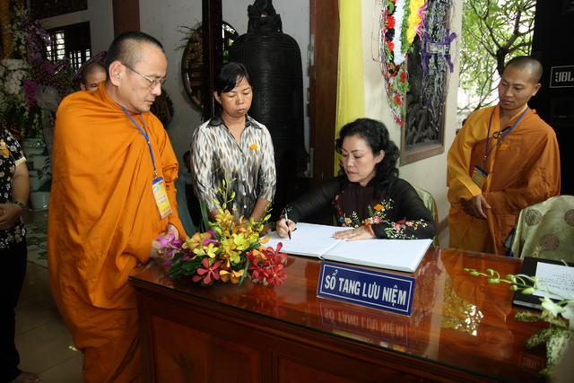 Chùm ảnh: Các đoàn viếng tang lễ HT. Thích Minh Châu - Sáng 05/09/2012