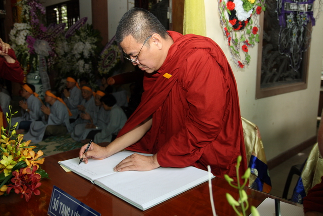 Chùm ảnh: Các đoàn viếng tang lễ HT. Thích Minh Châu - Sáng 05/09/2012