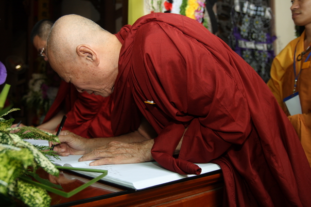 Chùm ảnh: Các đoàn viếng tang lễ HT. Thích Minh Châu - Sáng 05/09/2012