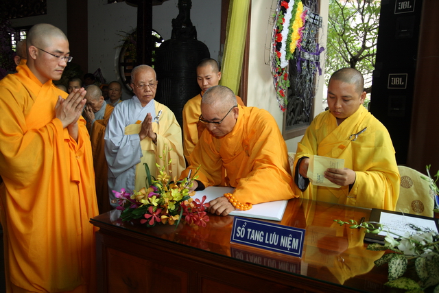 Chùm ảnh: Các đoàn viếng tang lễ HT. Thích Minh Châu - Sáng 05/09/2012