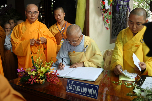 Chùm ảnh: Các đoàn viếng tang lễ HT. Thích Minh Châu - Sáng 05/09/2012