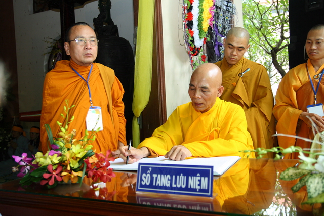 Chùm ảnh: Các đoàn viếng tang lễ HT. Thích Minh Châu - Chiều 05/09/2012
