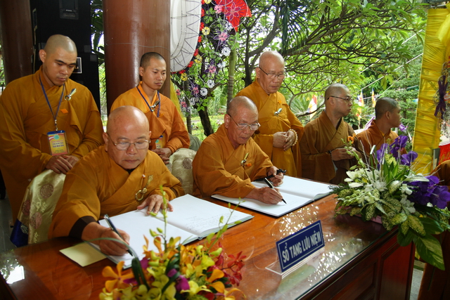 Chùm ảnh: Các đoàn viếng tang lễ HT. Thích Minh Châu - Chiều 05/09/2012