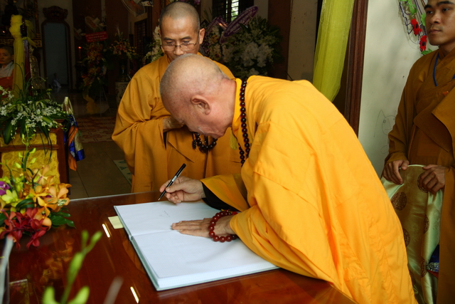 Chùm ảnh: Các đoàn viếng tang lễ HT. Thích Minh Châu - Chiều 05/09/2012