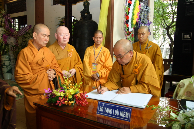 Chùm ảnh: Các đoàn viếng tang lễ HT. Thích Minh Châu - Chiều 05/09/2012