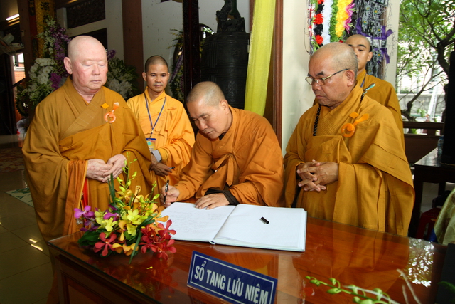 Chùm ảnh: Các đoàn viếng tang lễ HT. Thích Minh Châu - Chiều 05/09/2012