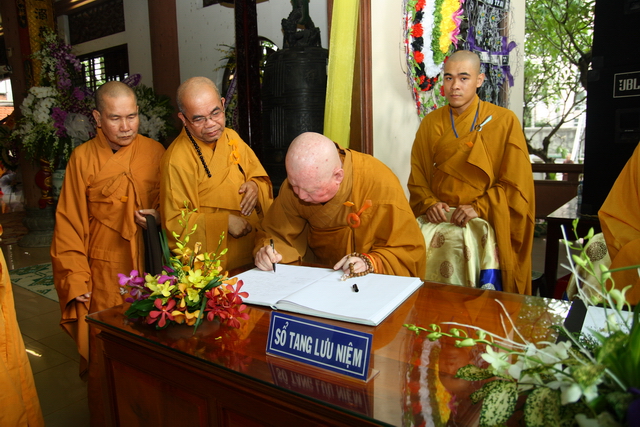 Chùm ảnh: Các đoàn viếng tang lễ HT. Thích Minh Châu - Chiều 05/09/2012