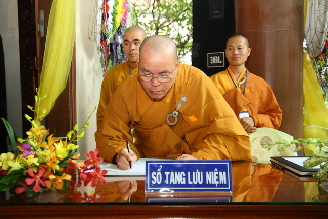 Chùm ảnh: Các đoàn viếng tang lễ HT. Thích Minh Châu - Chiều 05/09/2012