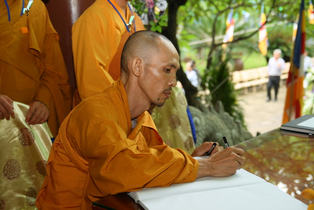 Chùm ảnh: Các đoàn viếng tang lễ HT. Thích Minh Châu - Chiều 05/09/2012