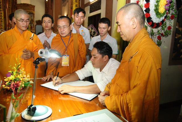 Chùm ảnh: Các đoàn viếng tang lễ HT. Thích Minh Châu - Chiều 05/09/2012